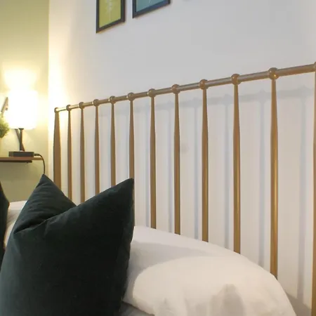 Townhouse With Private Parking Semesterbostad York