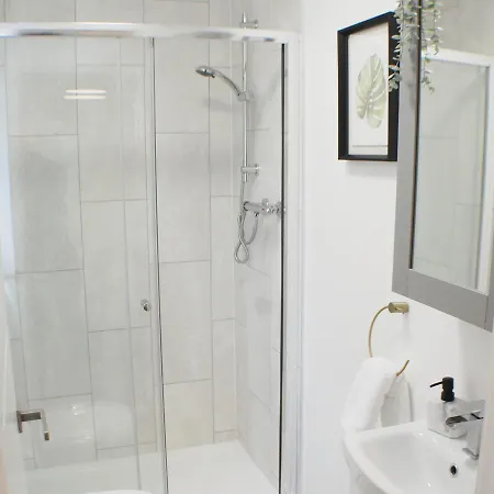 Townhouse With Private Parking Semesterbostad